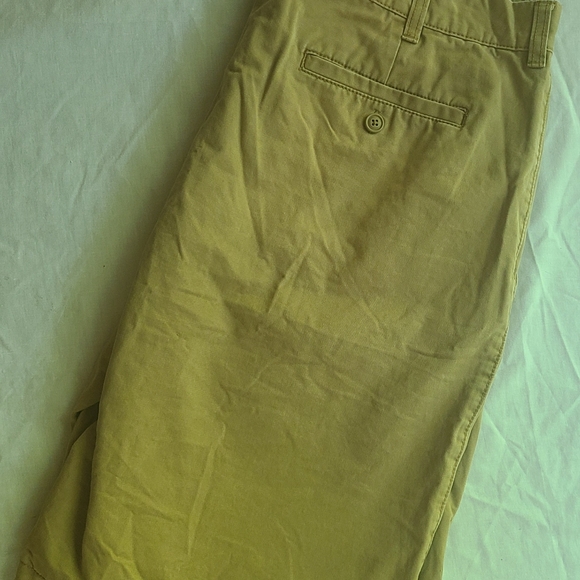 Men's GAP Khaki Shorts - Picture 4 of 5